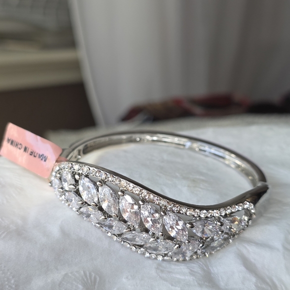 Boutique Elegant Silver Crystal Bracelet - Picture 3 of 14